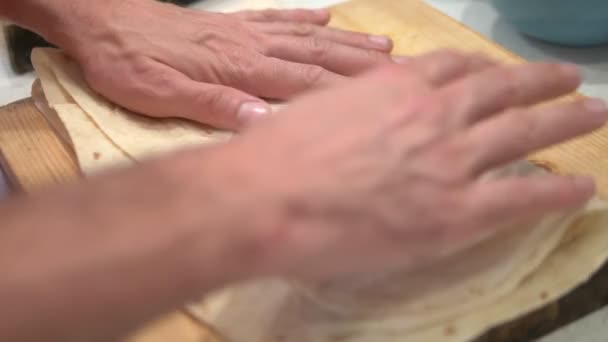 Ręce z bliska. Mężczyzna przygotowuje Shawarma na stole w kuchni w domu — Wideo stockowe