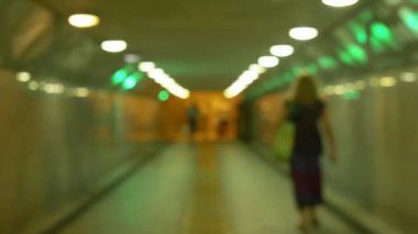 Bulanık arka plan, yeraltı yaya geçidinden yürüyen insanlar