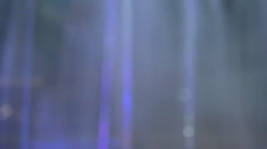 bulanık arka plan. çeşme ışıklı gece aydınlatma