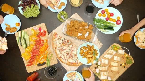 Concept de loisirs et de manger en famille. vue de dessus des personnes à une grande table mangeant ensemble — Video