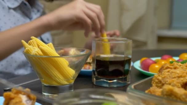 O conceito de lazer familiar e comida. pessoas na grande mesa comendo juntos — Vídeo de Stock