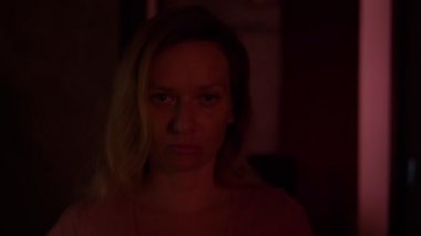 Karanlık koridordaki kadın. Korku kavramı. Halloween