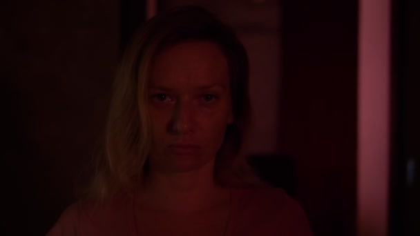 Femme dans un couloir sombre. Concept d'horreur maniaque. Halloween 