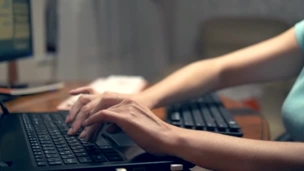 Das Konzept von Multitasking oder Schummeln in sozialen Netzwerken. Eine Frau tippt gleichzeitig auf drei Tastaturen. Nahaufnahme mit der Hand. — Stockvideo