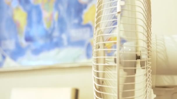Gros plan. Conditionneur de ventilateur rotatif. sur le fond d'une carte floue du monde accrochée au mur — Video