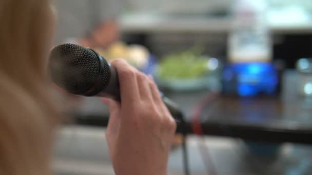 Крупным планом. Микрофон в домашней студии. мужчина поет караоке дома — стоковое видео