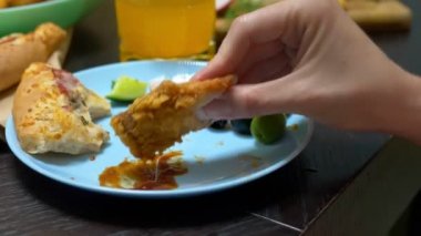 Aile eğlence ve gıda kavramı. büyük masada insanlar birlikte yemek