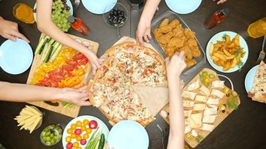 aile eğlence ve yeme kavramı. birlikte yemek büyük bir masada insanların üst görünümü