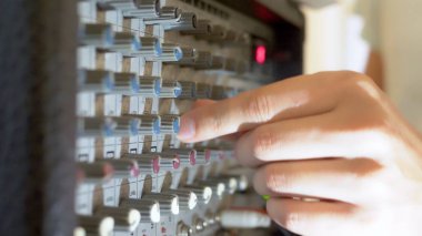 Close. El Ses mikserinin tava tonucunu döndürdü