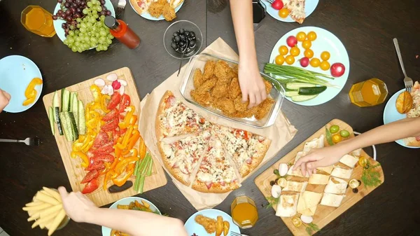 Концепция семейного отдыха и питания. вид сверху на людей за большим столом, ужинающих вместе — стоковое фото