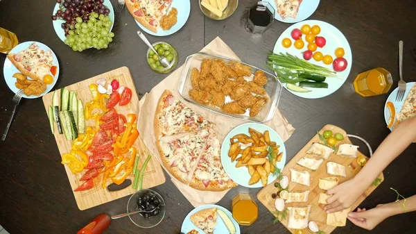 Conceito de lazer e alimentação familiar. vista superior de pessoas em uma mesa grande comendo juntos — Fotografia de Stock