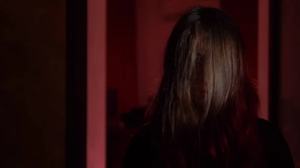 Dziewczyna z długimi czarnymi włosami w ciemnym korytarzu. Koncepcja maniaku horror. Halloween — Zdjęcie stockowe