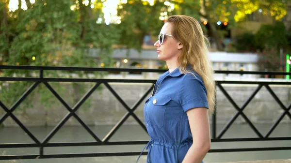 Portrett. moteriktig livsstil. for å lukke. ung blond kvinne med langt hår i solbriller spaserer i parken. – stockfoto
