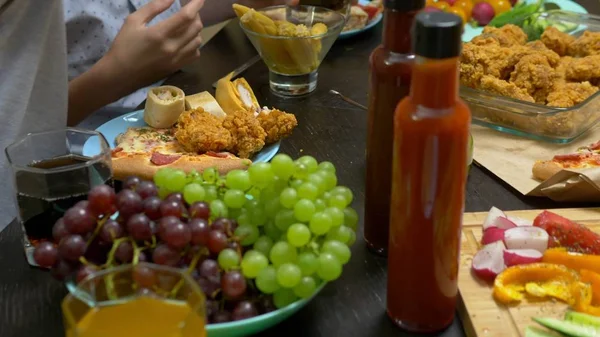 Konsep waktu luang keluarga dan makanan. orang-orang di meja besar makan bersama — Stok Foto