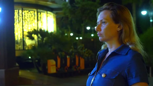 Potret seorang wanita sedih kesepian di latar belakang jalan malam. pencahayaan malam — Stok Foto