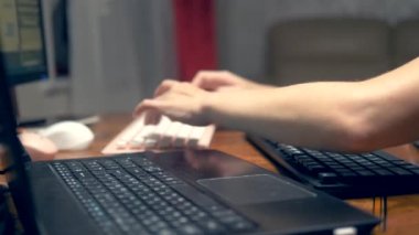 Sosyal ağlarda çoklu görev veya hile kavramı. Bir kadın aynı anda üç klavye de tipleri. el closeup.