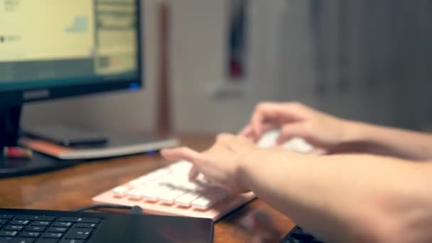 O conceito de multitarefa ou fraude nas redes sociais. Uma mulher digita simultaneamente em três teclados. fechar a mão . — Vídeo de Stock
