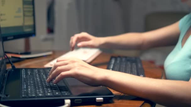 Das Konzept von Multitasking oder Schummeln in sozialen Netzwerken. Eine Frau tippt gleichzeitig auf drei Tastaturen. Nahaufnahme mit der Hand. — Stockvideo