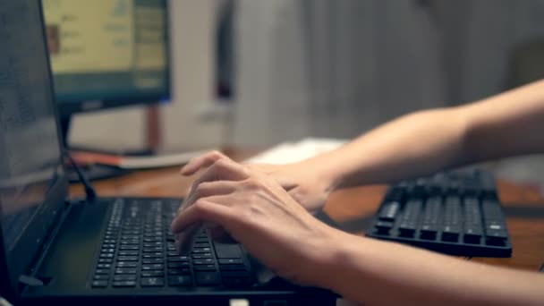 Le concept de multitâche ou de tricherie dans les réseaux sociaux. Une femme tape simultanément sur trois claviers. gros plan de la main . — Video