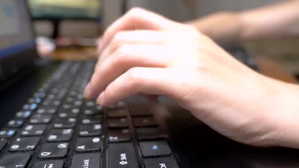 Le concept de multitâche ou de tricherie dans les réseaux sociaux. Une femme tape simultanément sur trois claviers. gros plan de la main .