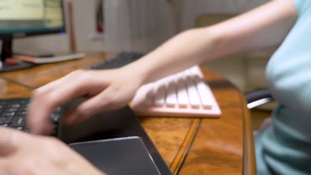 Das Konzept von Multitasking oder Schummeln in sozialen Netzwerken. Eine Frau tippt gleichzeitig auf drei Tastaturen. Nahaufnahme mit der Hand. — Stockvideo