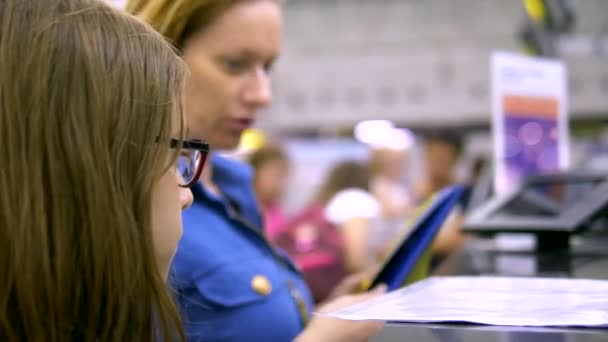 As pessoas estão registadas para um voo no aeroporto. conceito de viagem — Vídeo de Stock