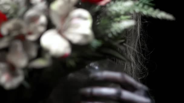 Концепция, красивый макияж на Хэллоуин. Портрет молодой сексуальной девушки с макияжем черепа и букет цветов . — стоковое видео