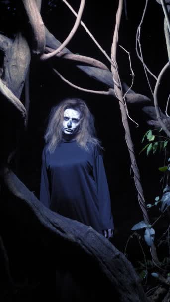 Conceito de horror, mulher fantasma na floresta. Mulher bonita com esqueleto de maquiagem em uma floresta assustadora. horizontalmente — Vídeo de Stock