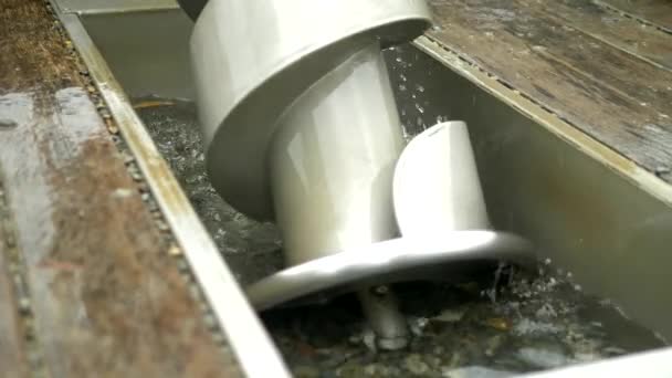 Metalen constructie. schroef manier van water inname. — Stockvideo