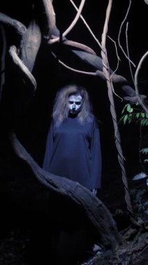 korku kavramı, ormanda hayalet kadın. Korkunç bir ormanda makyaj iskeleti olan güzel bir kadın. Yatay