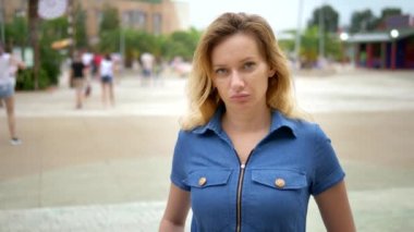 Açık havada, depresyon, üzücü genç kadın. Negatif duygular, yüz ifadesi, anlam, vücut dili