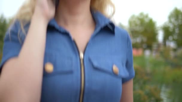 Close-up. worried young woman talking on the phone. outdoor — Stock Video