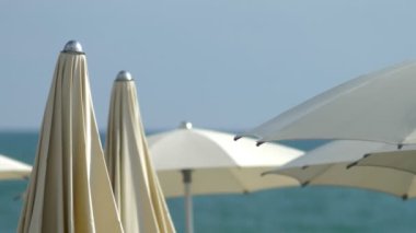 Bulanık arka plan. plajda plaj sandalyeleri ve şemsiyeler