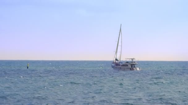 Concepto de deportes acuáticos, diversión de verano. barcos y veleros en el mar . — Vídeo de stock