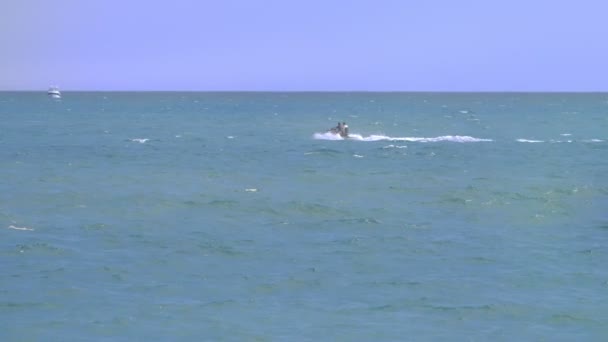 Konzept des Wassersports, Sommerspaß. Boote und Segelboote auf dem Meer. — Stockvideo