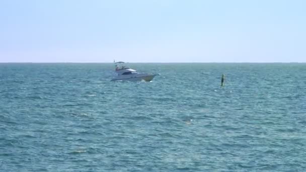 Konzept des Wassersports, Sommerspaß. Boote und Segelboote auf dem Meer. — Stockvideo