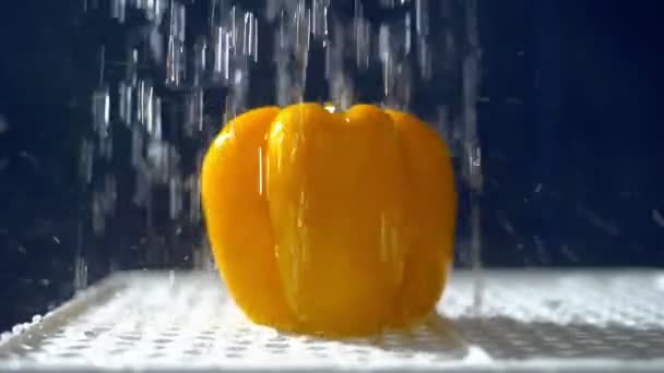 甜蜜的黄胡椒在黑暗的背景在雨下喷流的工作室. — 图库视频影像
