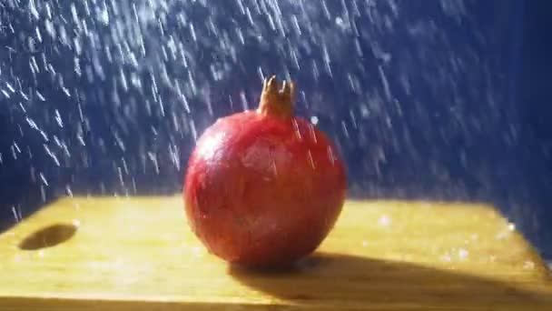 Grenades fraîches sur fond sombre dans le studio sous des jets de pluie. concept de récolte d'automne — Video
