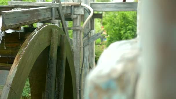 Moulin à eau. Gros plan. les détails. la roue en bois du moulin tourne sous le courant d'eau 
