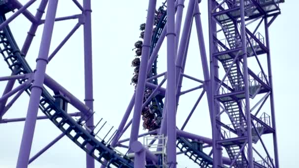 Ekstremalne Roller Coaster. zbliżenie, szczegóły. — Wideo stockowe