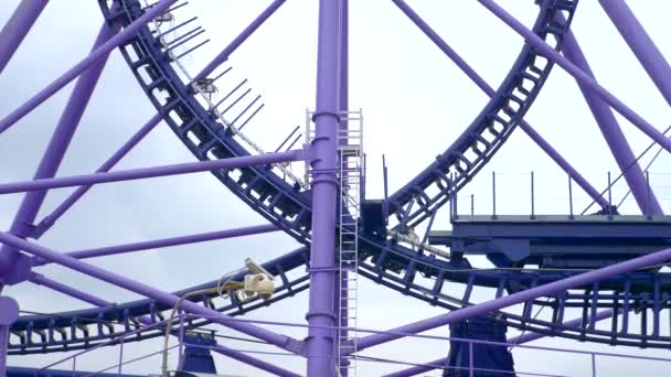 Ekstremalne Roller Coaster. zbliżenie, szczegóły. — Wideo stockowe