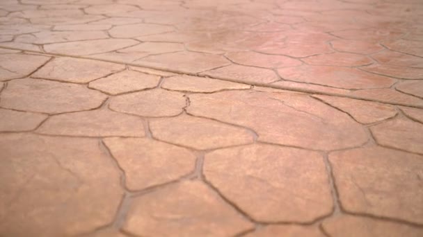 Close-up. O pavimento de pedra vermelha. azulejo moderno — Vídeo de Stock