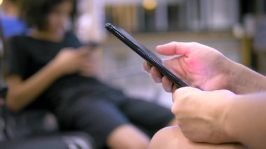 yakın çekim, el telefonu ile. Havaalanları bekleyen insanlar bir akıllı telefon kullanın. seyahat konsepti