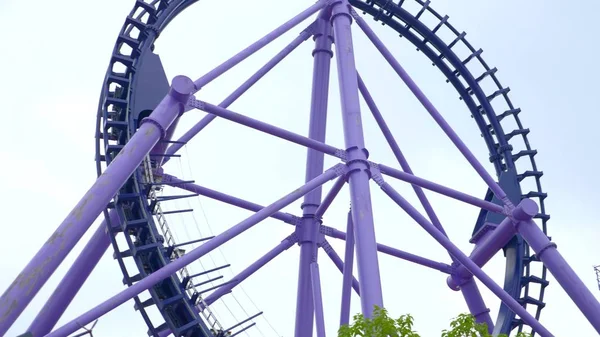 Aşırı roller coaster. yakın çekim, detaylar. — Stok fotoğraf