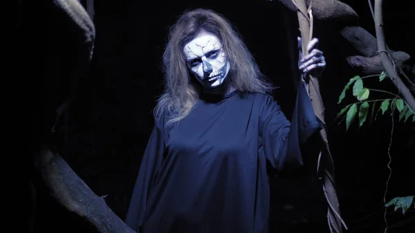 Conceito de horror, mulher fantasma na floresta. Mulher bonita com esqueleto de maquiagem em uma floresta assustadora . — Fotografia de Stock