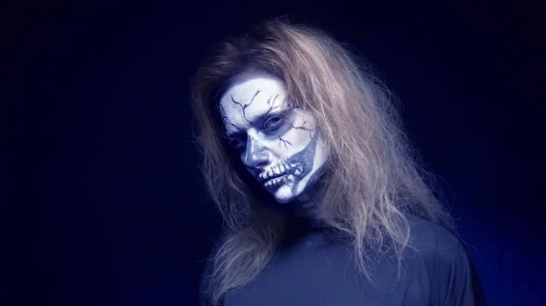 Concept van horror, spook vrouw in het bos. Mooie vrouw met make-up skelet in een eng bos. — Stockfoto