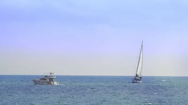 Concepto de deportes acuáticos, diversión de verano. barcos y veleros en el mar . — Foto de Stock