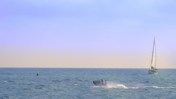 Begreppet vattensporter, sommar kul. båtar och segelbåtar på havet. — Stockvideo