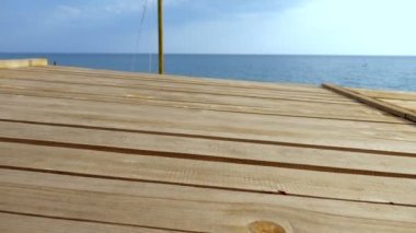 gökyüzü ve deniz arka plan ile eğimli çizgili ahşap teras