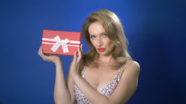 retro makyaj tutun hediye kutusu ile pin-up kız. mavi arka plan, kopyalama alanı.